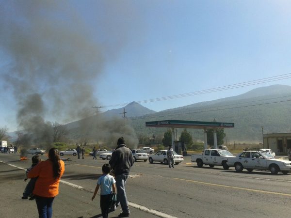 Paracho: Queman llantas en rechazo a gasolinazos - Primera Plana Noticias